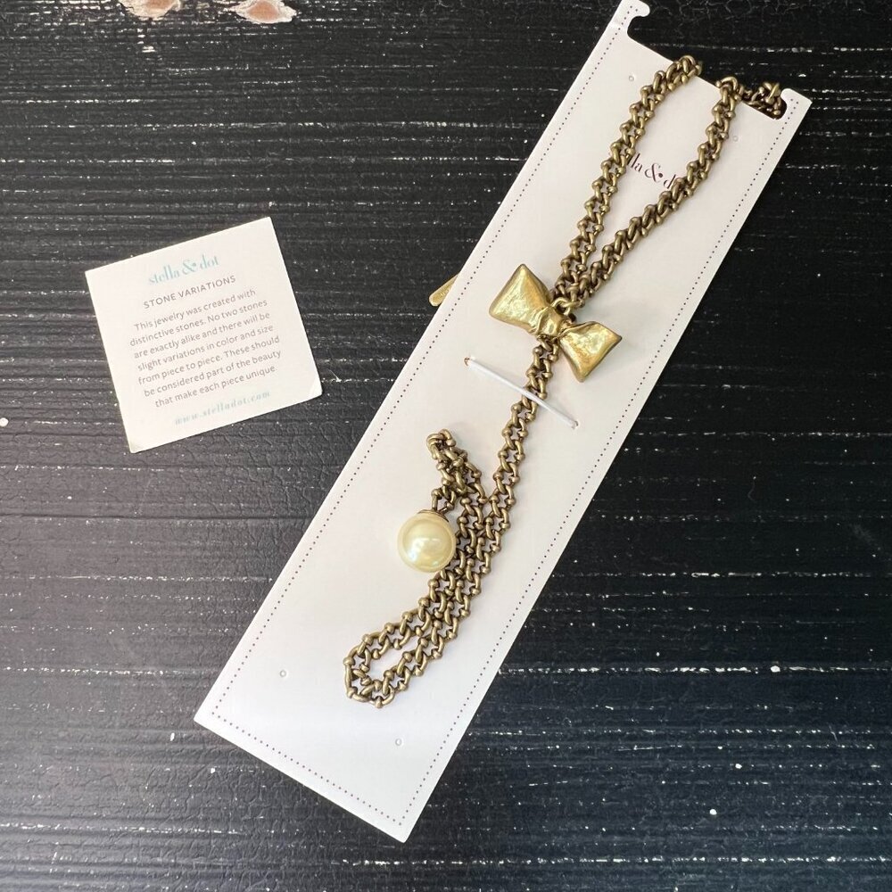 Stella & Dot Necklace The Lady Bow-Lo Pearl Brushed Gold Bow‎ Slide Versatile